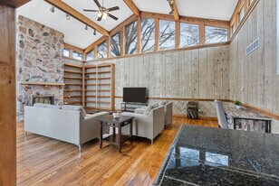 5382 Kings Park Dr in St. Louis, MO - Building Photo