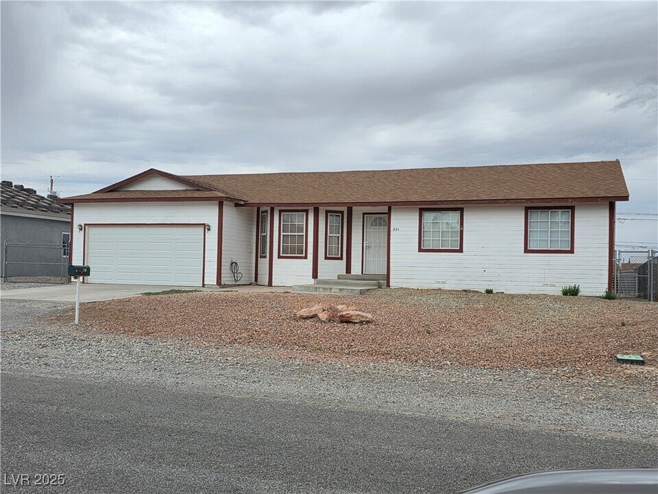 851 Lone Pine Rd in Pahrump, NV - Foto de edificio