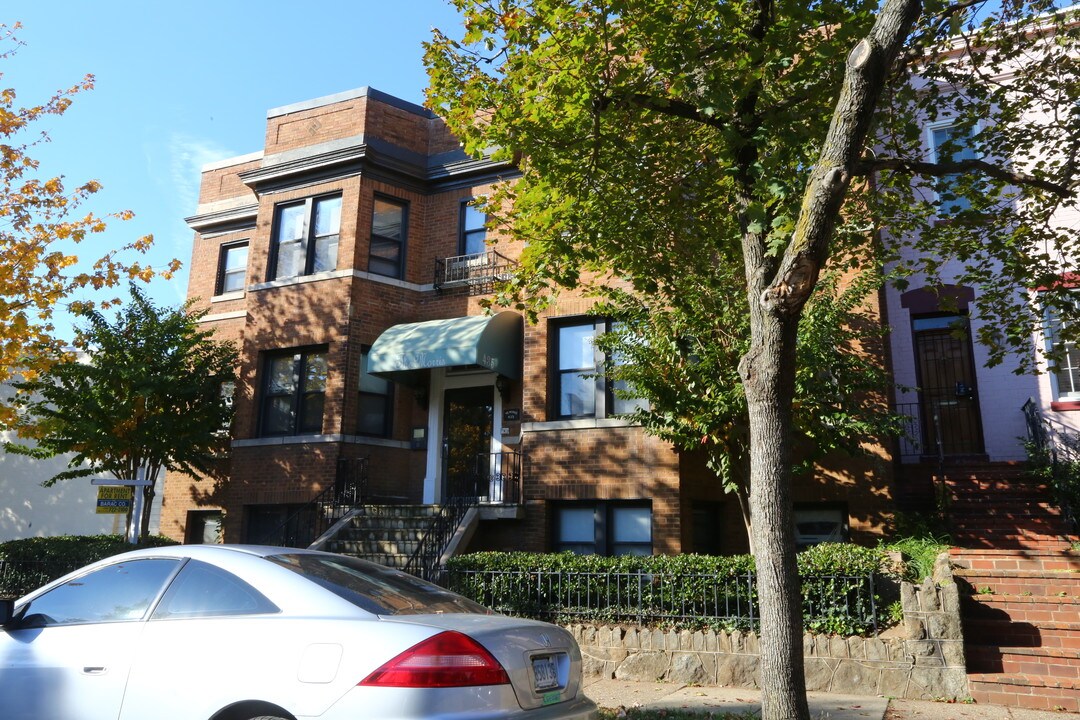 435 16th St SE in Washington, DC - Building Photo