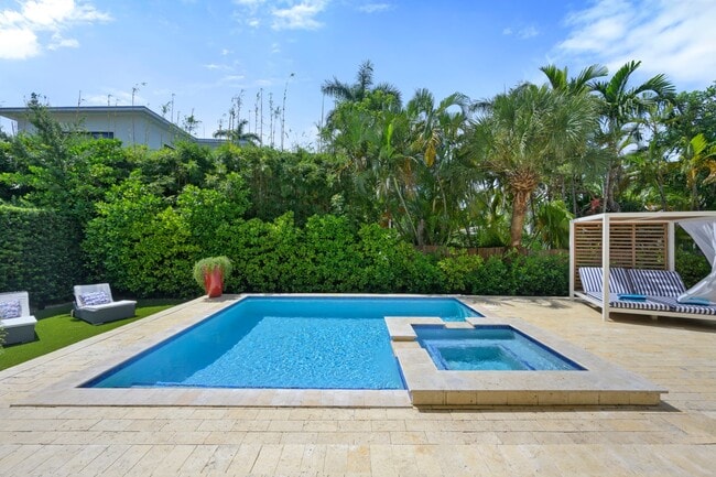 7800 Center Bay Dr in North Bay Village, FL - Building Photo - Building Photo