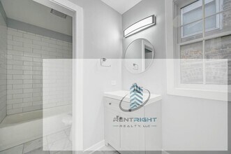 2425 W Gunnison St, Unit 3 in Chicago, IL - Foto de edificio - Building Photo