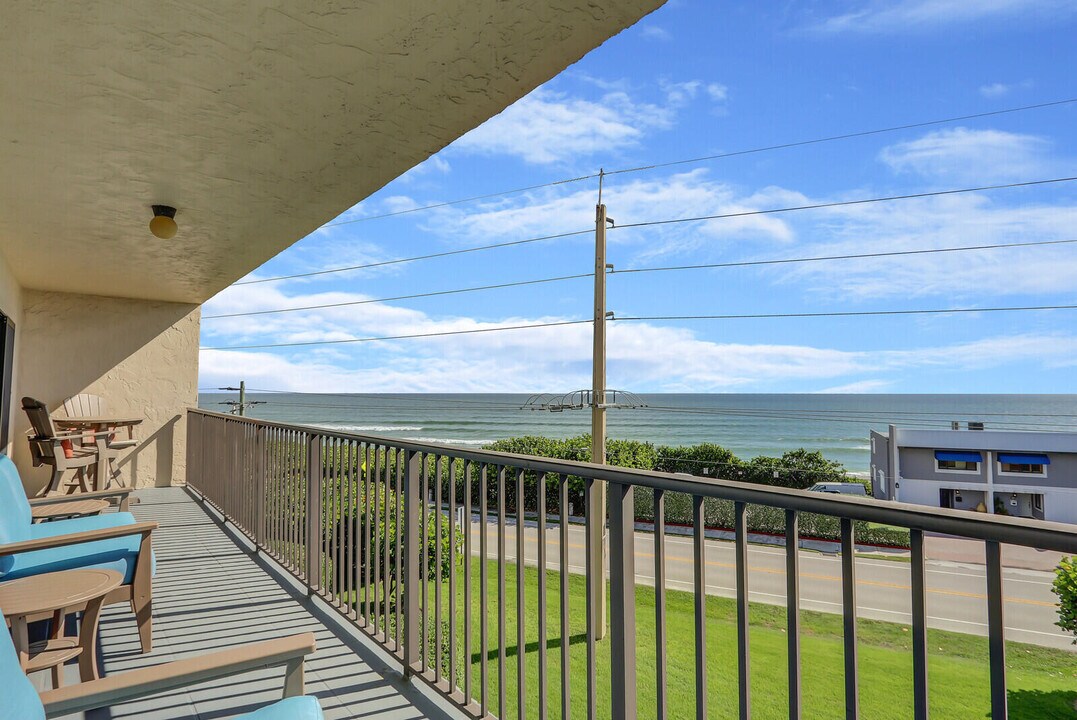 1055 Ocean Dr in Juno Beach, FL - Building Photo