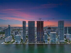 725 NE 24th St in Miami, FL - Building Photo - Building Photo