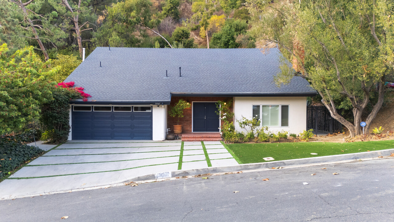 9767 Blantyre Dr in Beverly Hills, CA - Foto de edificio