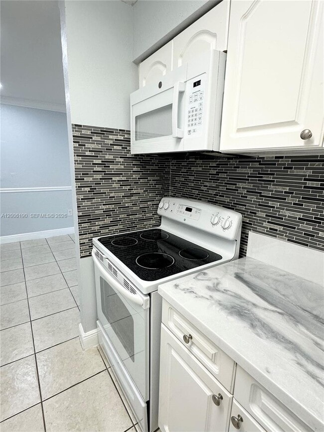 9405 SW 76th St in Miami, FL - Building Photo - Building Photo