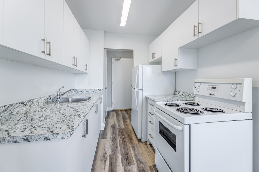 200 Roehampton Ave in Toronto, ON - Building Photo