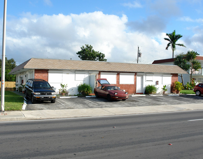 7021 Pembroke Rd in Pembroke Pines, FL - Building Photo - Building Photo