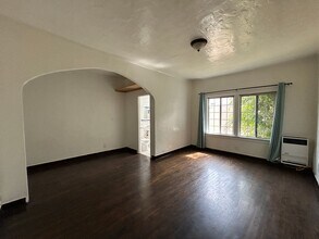 1102 S Mariposa Ave in Los Angeles, CA - Building Photo - Building Photo