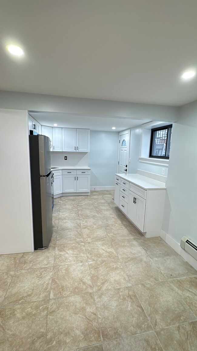 11945 Sutphin Blvd, Unit Unit B in Jamaica, NY - Foto de edificio - Building Photo