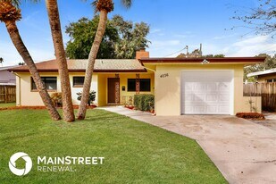 4036 Overlook Dr NE in St. Petersburg, FL - Building Photo