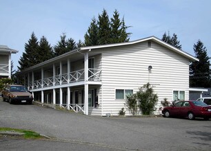 Rainier Court Townhomes in Fircrest, WA - Building Photo - Building Photo