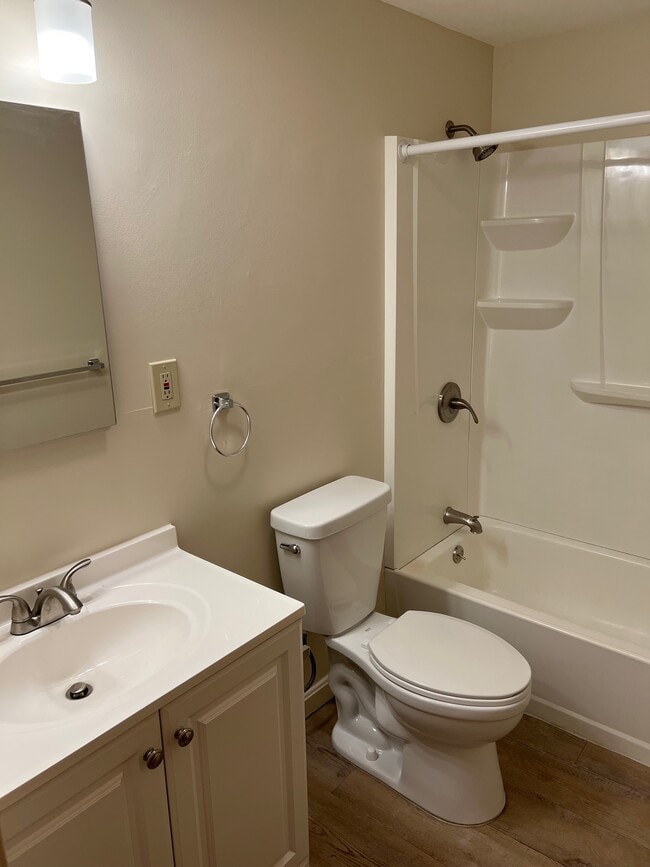 132 English Village Rd, Unit 204 in Manchester, NH - Building Photo - Building Photo