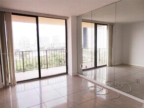 210-174 174th St in Sunny Isles Beach, FL - Foto de edificio - Building Photo