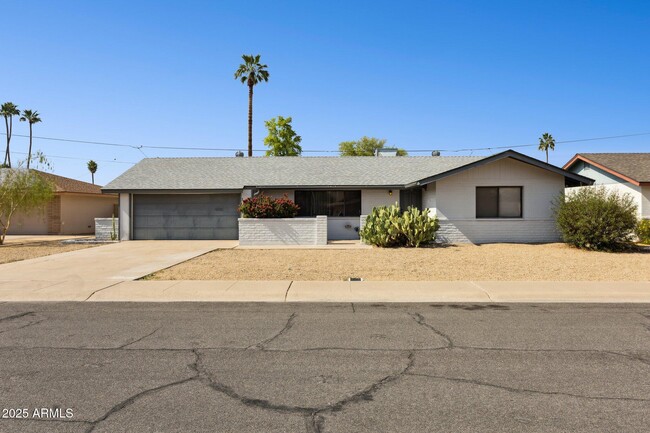 property at 1224 E Del Rio Dr