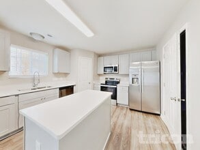 3710 Shepway Loop in Greensboro, NC - Foto de edificio - Building Photo