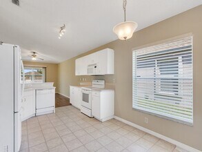 962 E 13th Square in Vero Beach, FL - Foto de edificio - Building Photo