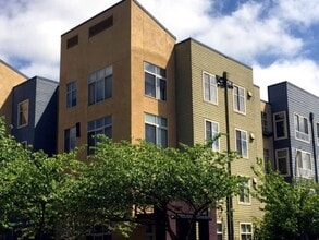 Center Village in Portland, OR - Foto de edificio - Building Photo