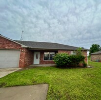 63081 E 285 Ct in Grove, OK - Building Photo