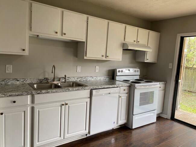 52 Brianfield Dr in Jackson, TN - Foto de edificio - Building Photo