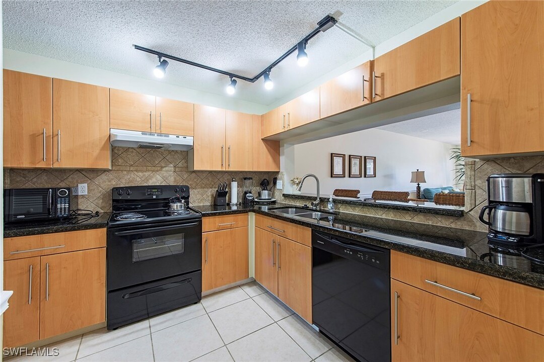 1290 Yesica Ann Cir in Naples, FL - Building Photo