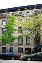 323 W 89th St in New York, NY - Building Photo