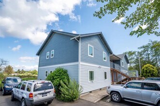93 SE 3rd St in Warrenton, OR - Building Photo - Building Photo