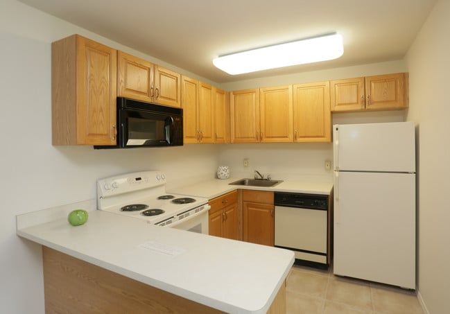 Villas at Pine Hills in Manorville, NY - Foto de edificio - Building Photo