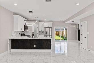 7925 Colonial Ln in Houston, TX - Foto de edificio - Building Photo