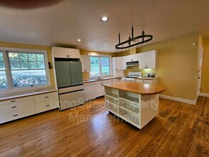 10309 NW Thompson Rd in Portland, OR - Building Photo - Building Photo
