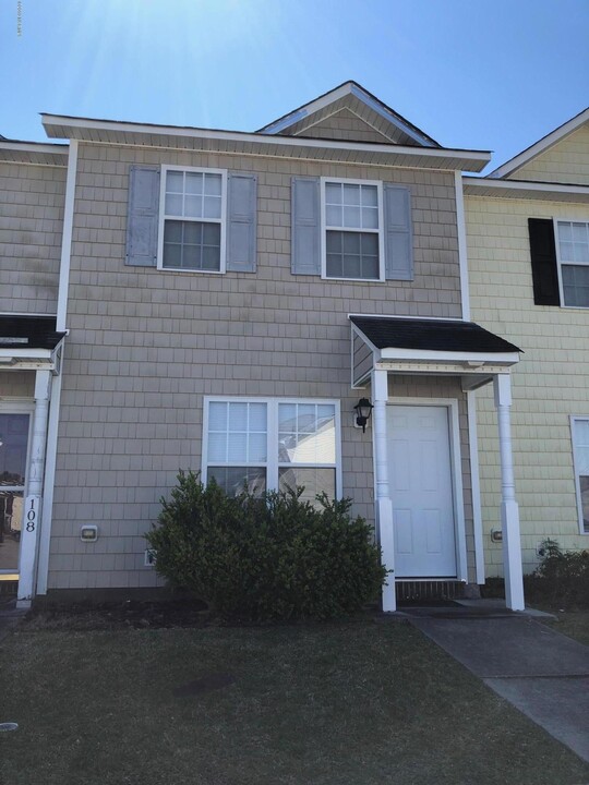 106 Streamwood Dr in Jacksonville, NC - Building Photo