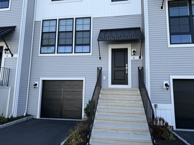 8 Brentwood Cir in Danbury, CT - Building Photo - Building Photo