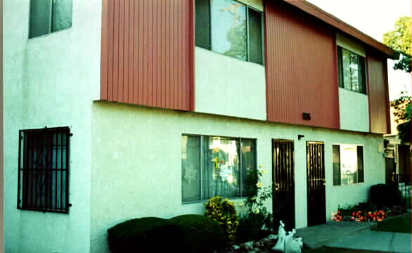 925 Cherry Ave in Long Beach, CA - Foto de edificio - Building Photo