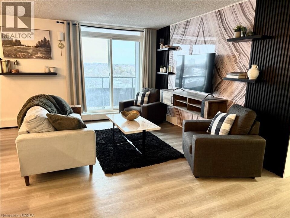 640 West St in Brantford, ON - Building Photo