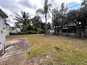150 NE 170th St in North Miami Beach, FL - Building Photo - Building Photo