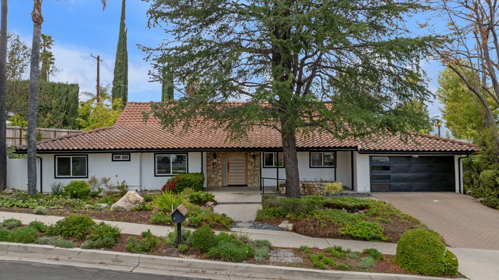 23611 Ladrillo St in Woodland Hills, CA - Building Photo
