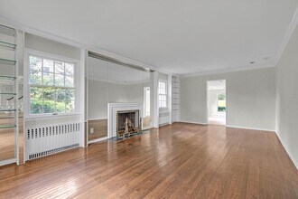 137 Salem Rd in Roslyn Heights, NY - Building Photo - Building Photo