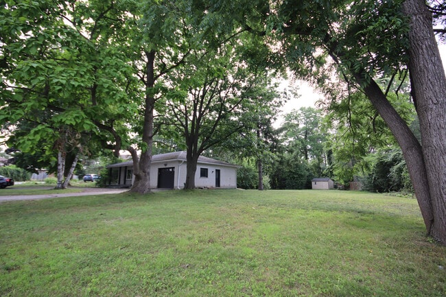 4 Bedroom House With HUGE Yard in Kitchener, ON - Building Photo - Building Photo