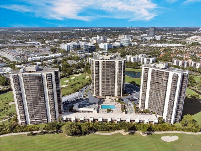 20379 W Country Club Dr, Unit 540 in Aventura, FL - Foto de edificio - Building Photo