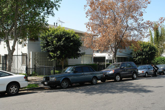 5412-5418 Carlton Way in Los Angeles, CA - Building Photo - Building Photo