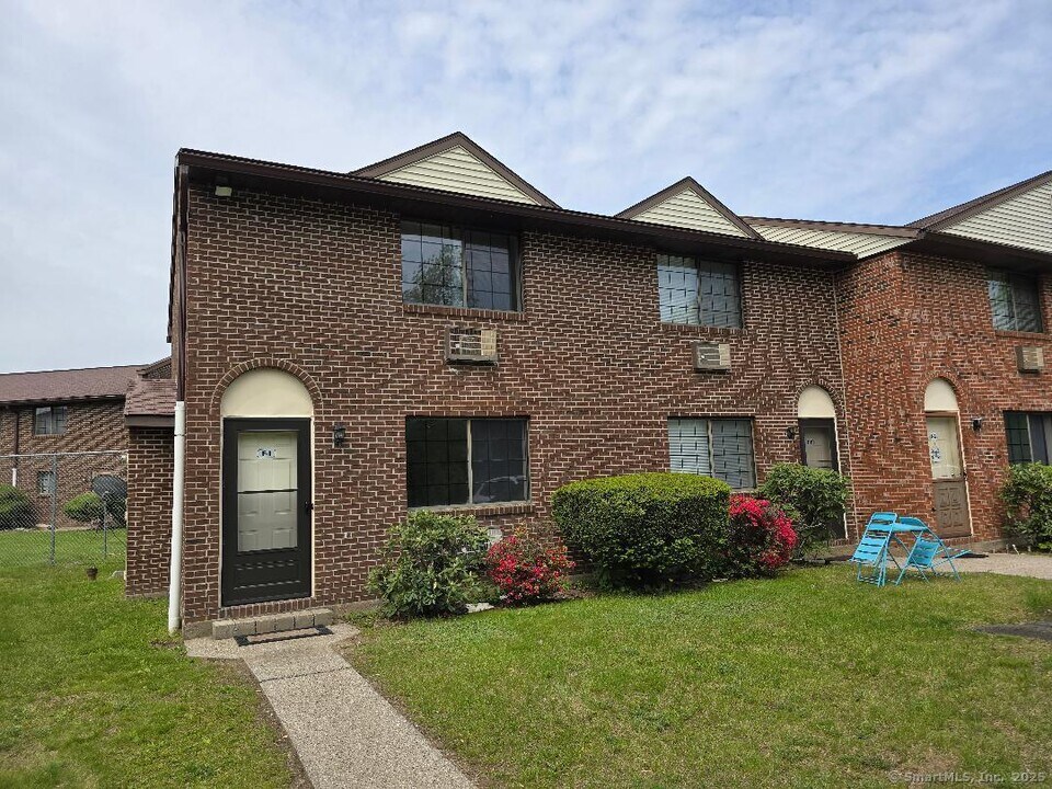100 Mark Ln in Waterbury, CT - Building Photo