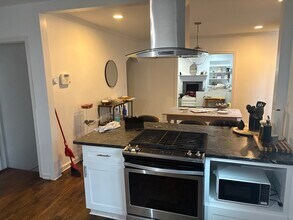 1370 Centra Villa Dr SW in Atlanta, GA - Building Photo - Building Photo