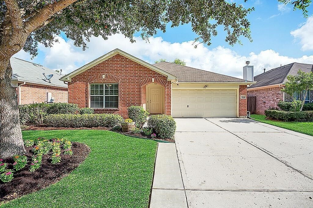 32126 Annice Ln in Pinehurst, TX - Building Photo