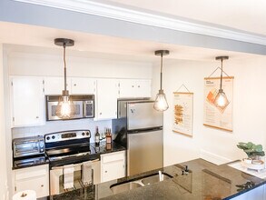 Room in Condo on E Hill Dr in Austin, TX - Building Photo - Building Photo