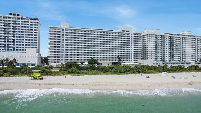 5555 Collins Ave in Miami, FL - Building Photo - Building Photo