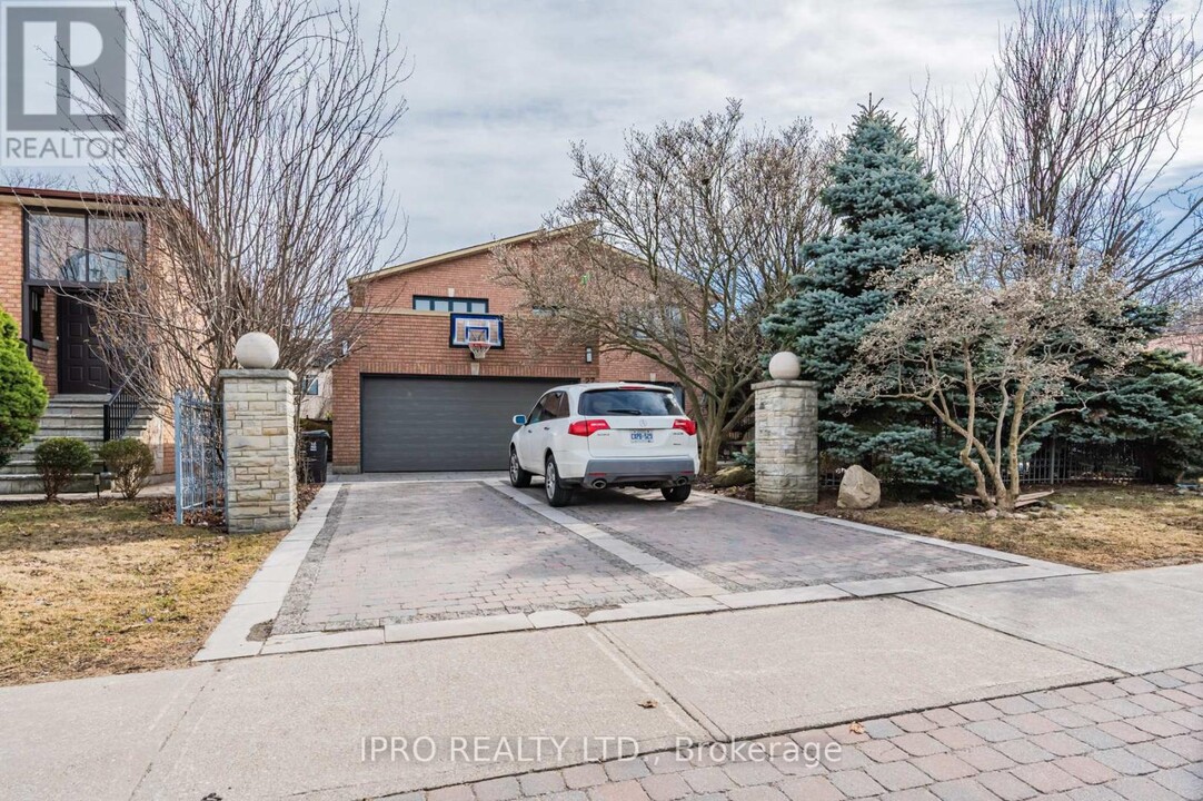 27-27 Danby Ave in Toronto, ON - Building Photo