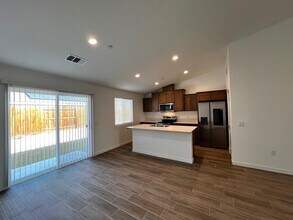 812 Beaconsfield Ct in Bakersfield, CA - Building Photo - Building Photo