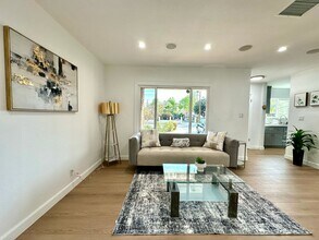 19123 Strathern St in Los Angeles, CA - Building Photo - Building Photo