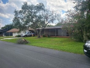 1634 Dolphin Dr in St. Cloud, FL - Foto de edificio - Building Photo