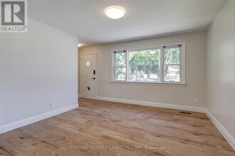 1805 Whitehall Dr in London, ON - Building Photo - Building Photo