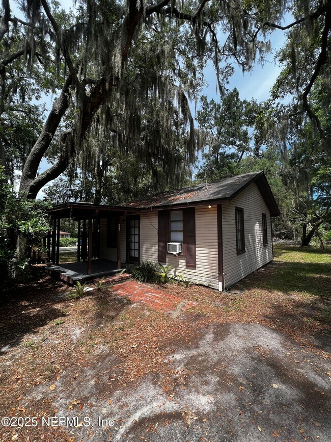 466 Milwaukee Ave in Orange Park, FL - Foto de edificio - Building Photo